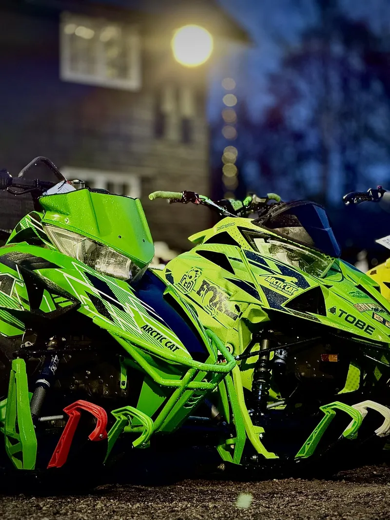 Arctic Cat-skotrar i kvällsljus